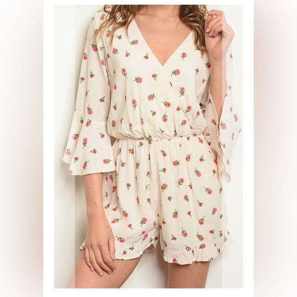 BNWOT Everly Cream Smocked Ruffled romper size M - Picture 1 of 5